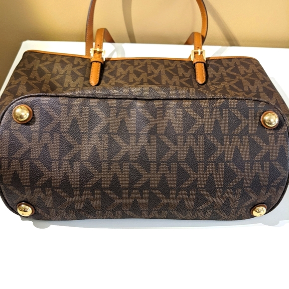 Michael Kors Jet Set Large Snap Pocket Tote - Picture 13 of 13